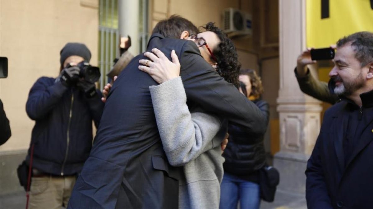 El emotivo abrazo entre Carles Mundó y Marta Rovira en la prisión de la Model.