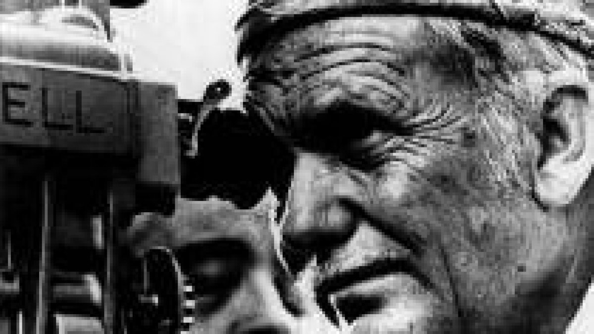 Primer plano de Sam Peckinpah durante un rodaje