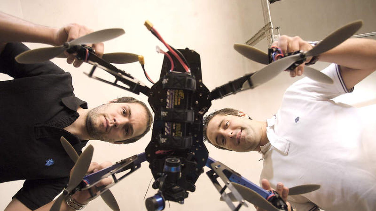 David García Prieto y Rubén Molero en su ‘laboratorio de drones’ en Santa María del Páramo