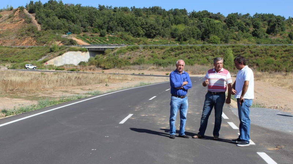 El alcalde de Carracedelo, Raúl Valcarce (centro), en las obras de la carretera de Villamartín.