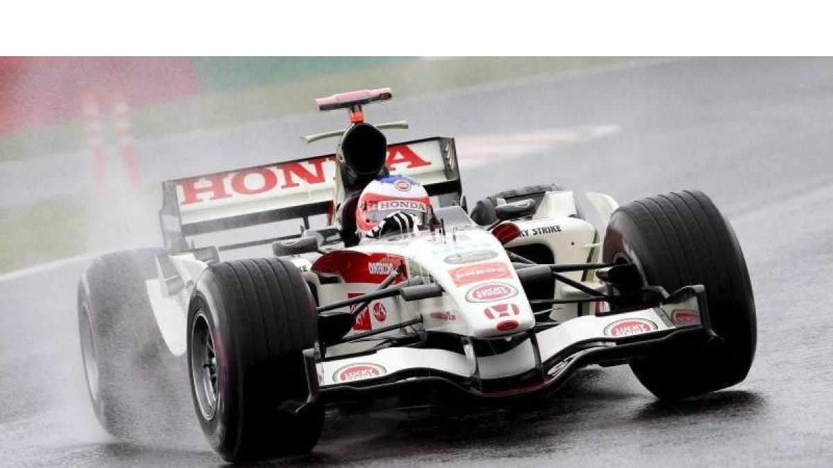 El piloto brasileño Rubens Barrichello pilota un monoplaza de Honda en 2006.