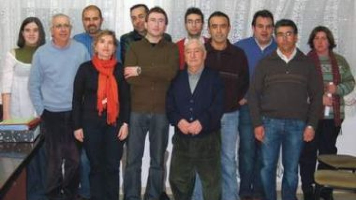 Fotografía de familia de los miembros de la nueva Ejecutiva local del PSOE del Órbigo