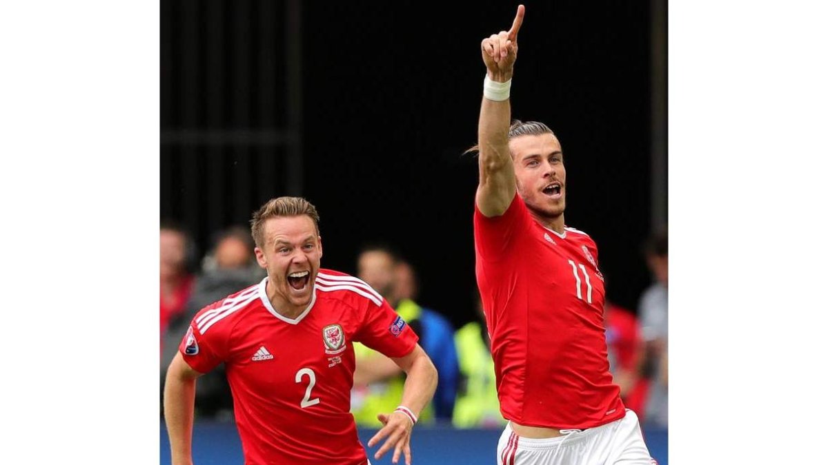 Gareth Bale celebra el primer gol de Gales. BABANI