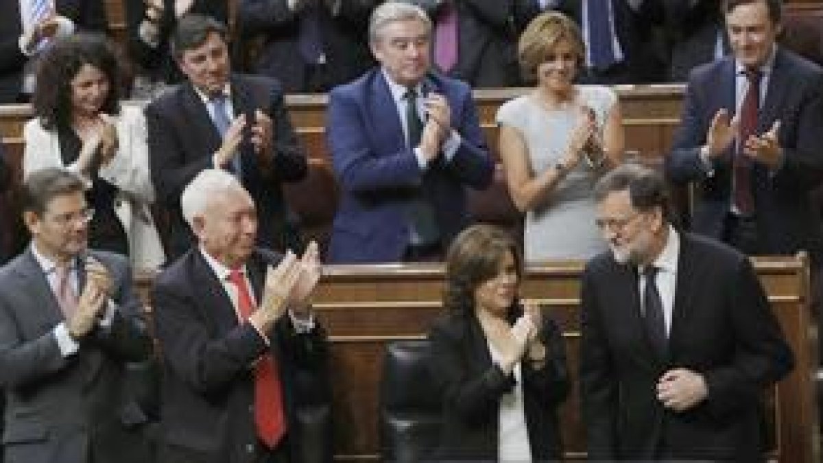 El líder del PP y presidente del Gobierno en funciones, Mariano Rajoy  es aplaudido por los diputados de su partido tras su intervencion, en el debate de su investidura