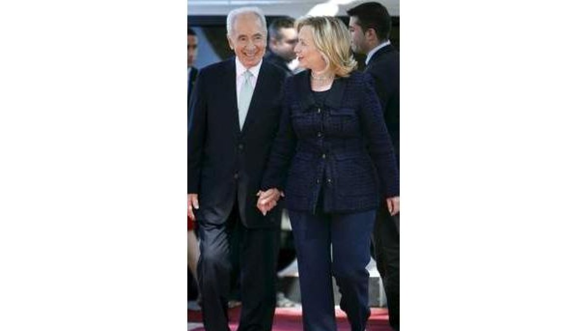 El presidente israelí, Simón Peres, junto a Hillary Clinton.