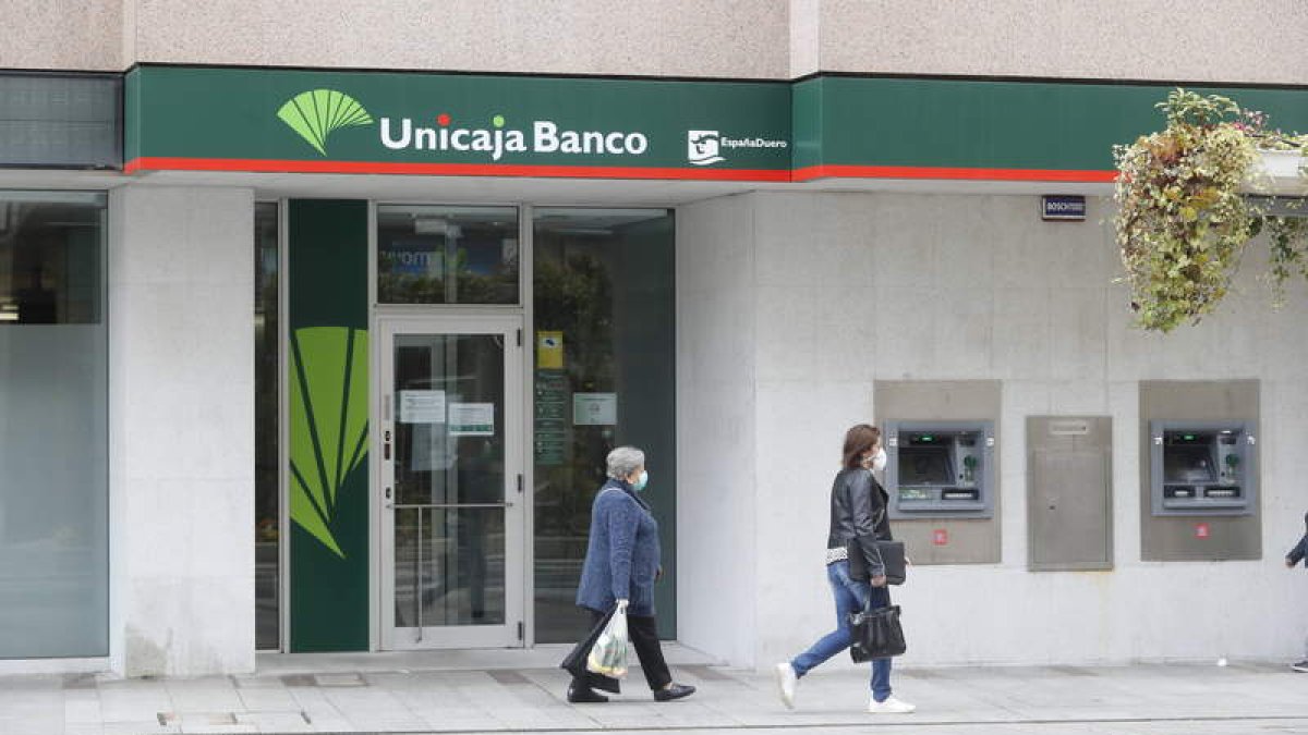 Imagen de una sucursal bancaria de Unicaja en Léon. RAMIRO