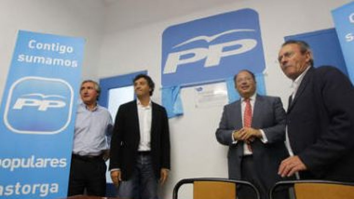 Bardal, Jarrín, Fernández y Sindo Castro, ayer en la inauguración de la nueva sede.