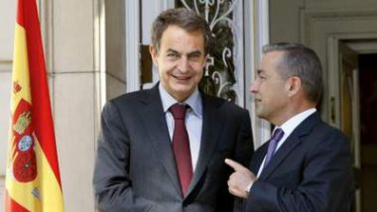 Zapatero saluda al presidente canario Paulino Rivero, a su llegada al Palacio de La Moncloa.