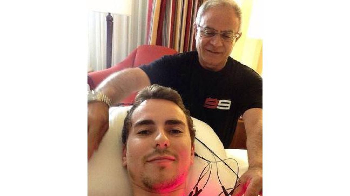 Lorenzo, en plena sesión de recuperación con su fisioterapeuta, en la habitación del hotel.