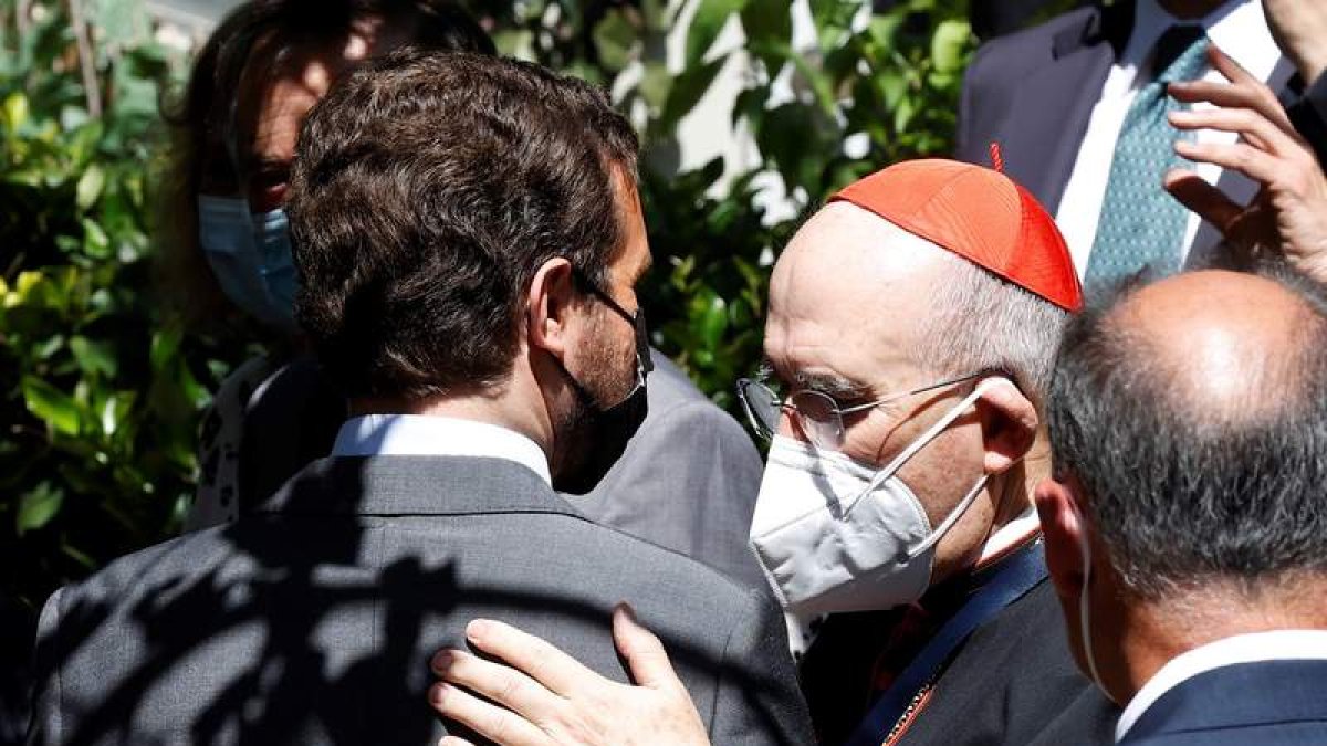 Pablo Casado saluda ayer al arzobispo de Madrid, Carlos Osoro, en un acto público. CHEMA MOYA