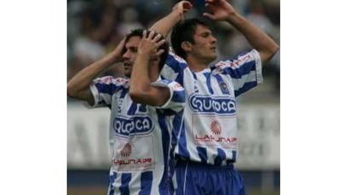 Diego Ribera y Pavone se desesperan tras ver cómo el balón pegaba dos veces en los postes de Zigor