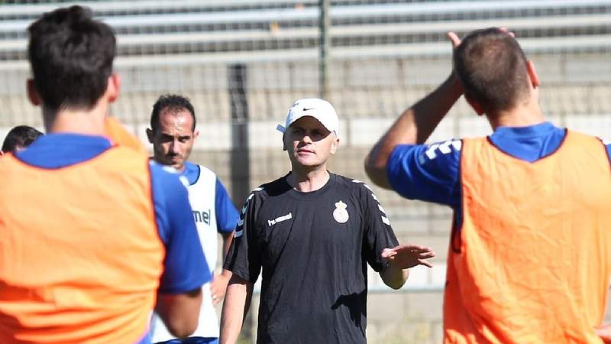 El entrenador de la Cultural, Javier Cabello, da instrucciones a sus jugadores.