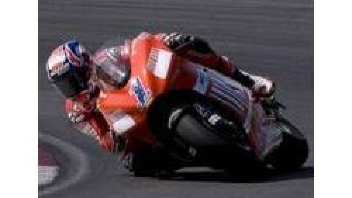 Stoner y su Ducati siguen sin encontrar rivales para inquietar su reinado