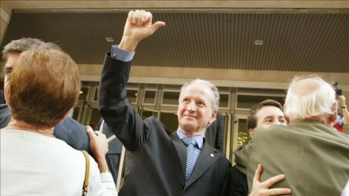 Juan María Atutxa saluda a los simpatizantes reunidos frente a los juzgados de Bilbao en la primera sesión del juicio por desobediencia, el 26 de octubre del 2005.
