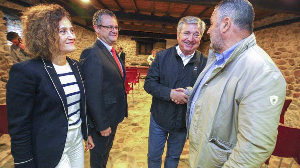 El consejero de Agricultura, Gerardo Dueñas, junto a Raúl Valcarce, Eduardo Morán y Silvia Franco. ANA F. BARREDO