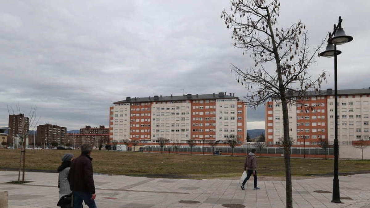 El solar se encuentra en La Rosaleda y linda con la avenida de Asturias. L. DE LA MATA