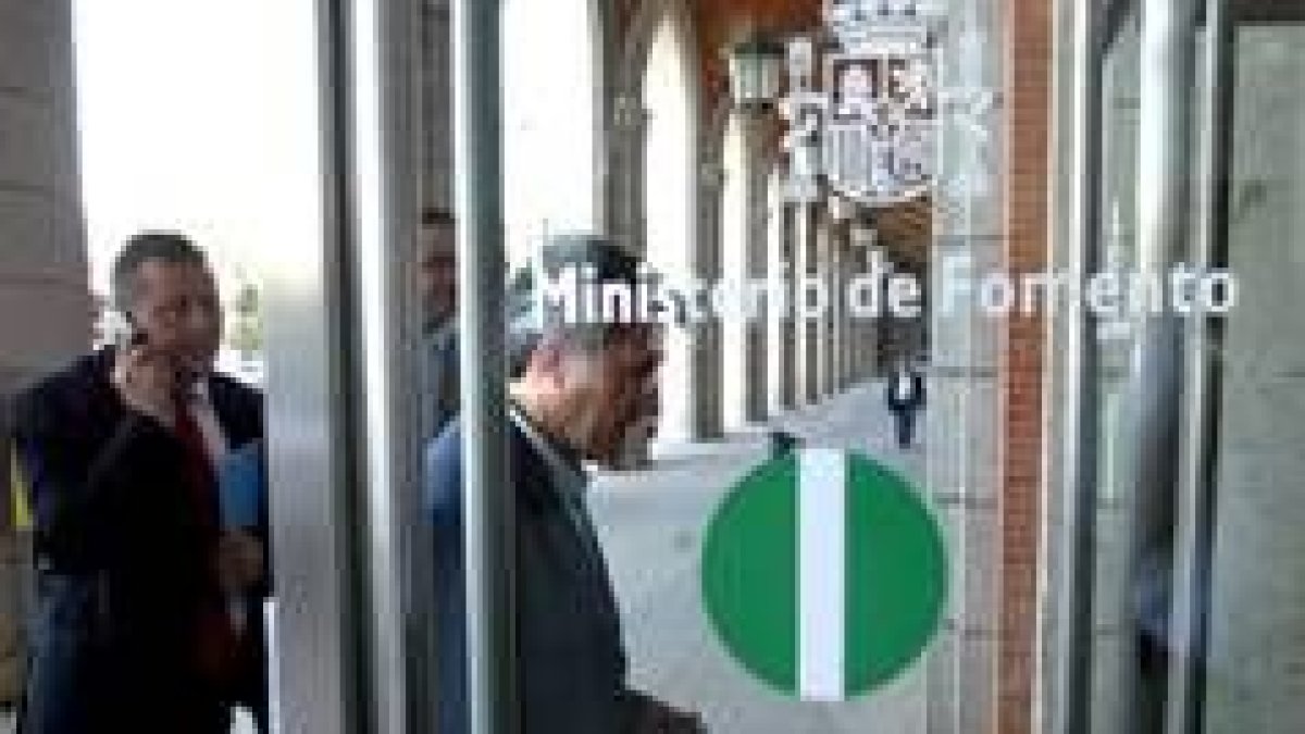 El alcalde de León, Francisco Fernández, a su llegada al Ministerio de Fomento