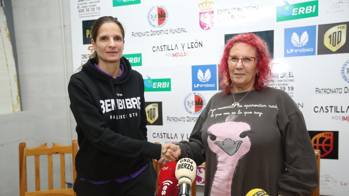 Bea Pacheco, en su presentación como nueva entrenadora del Pajariel Bembibre. L. DE LA MATA