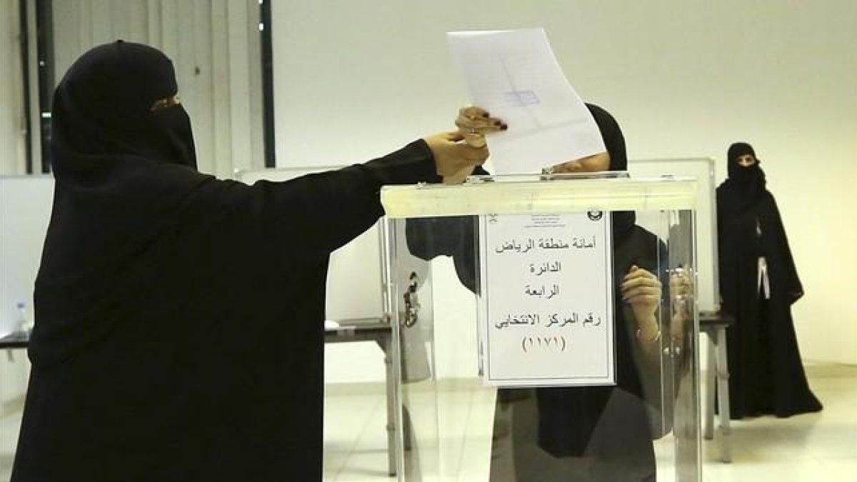 Una mujer saudí vota por primera vez.