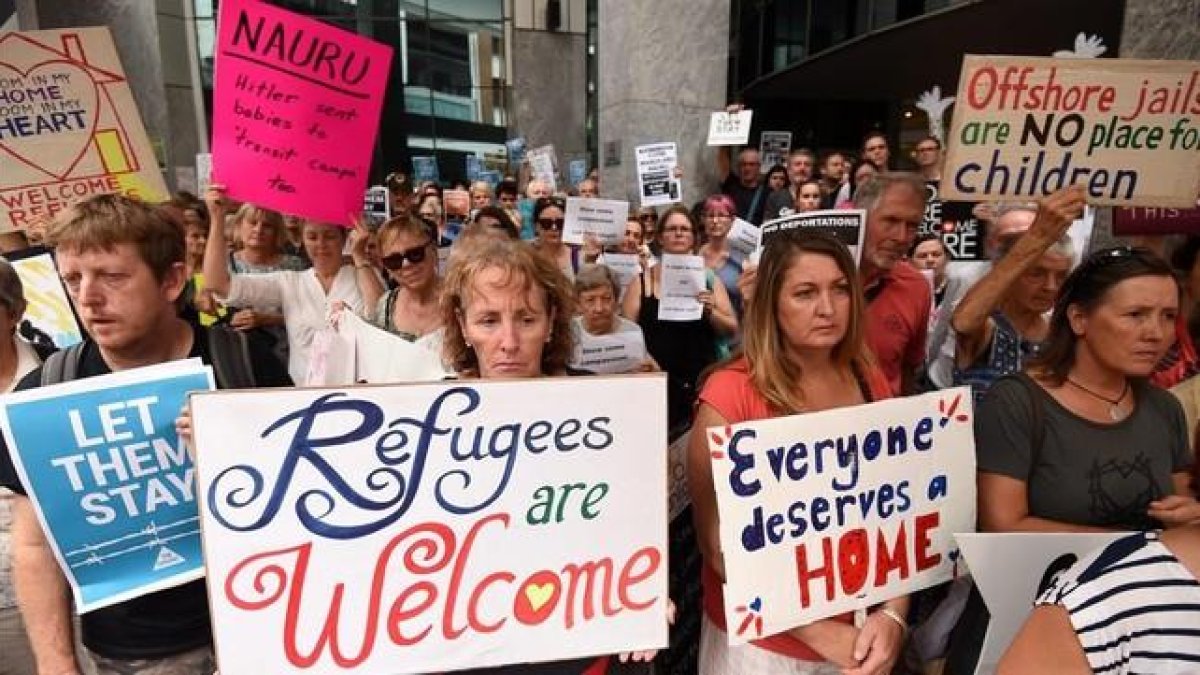 Manifestantes australianos reclaman en Brisbane que los refugiados enfermos no sean trasladados a la  isla de Nauru.