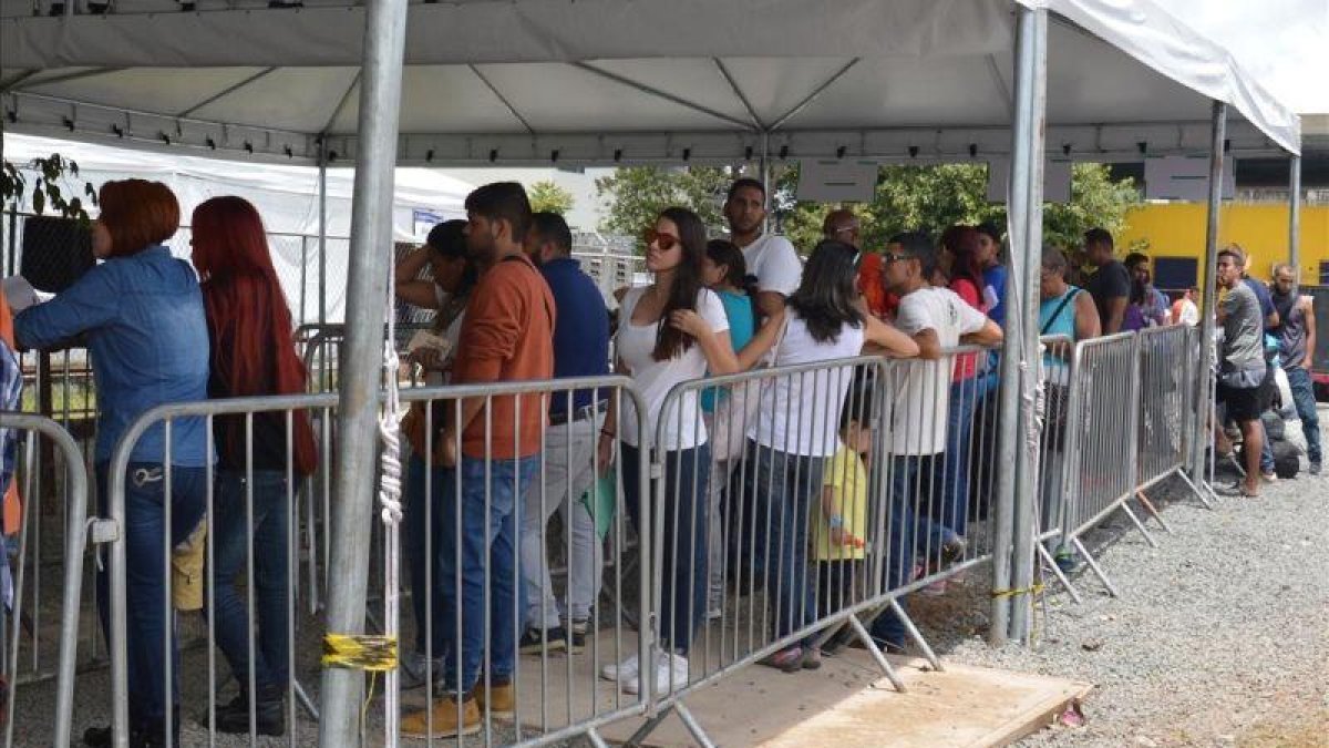 Ciudadanos de Venezuela esperan entrar en Brasil.