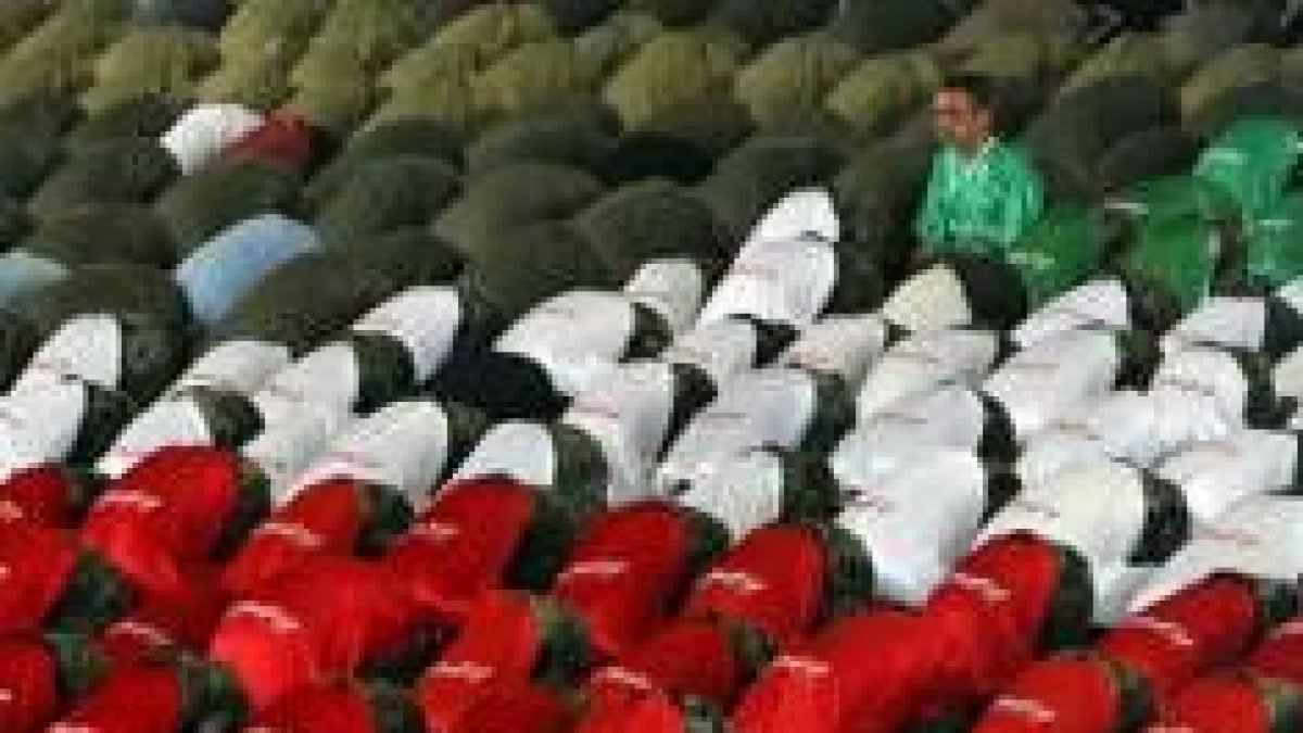 Soldados de la armada iraní rezan durante la ceremonia de la oración del pasado viernes