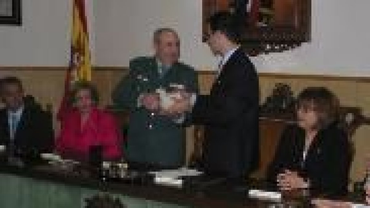 El alcalde da al teniente de la Guardia Civil una réplica del Ayuntamiento