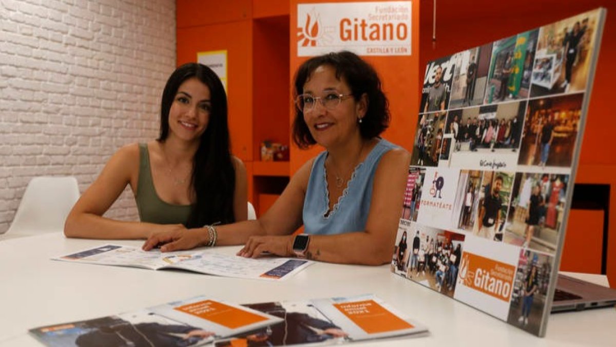 Selene de la Fuente, técnica de Igualdad, e Irene Velada, coordinadora provincial, presentan el informe de la Fundación Secretariado Gitano.. FERNANDO OTERO