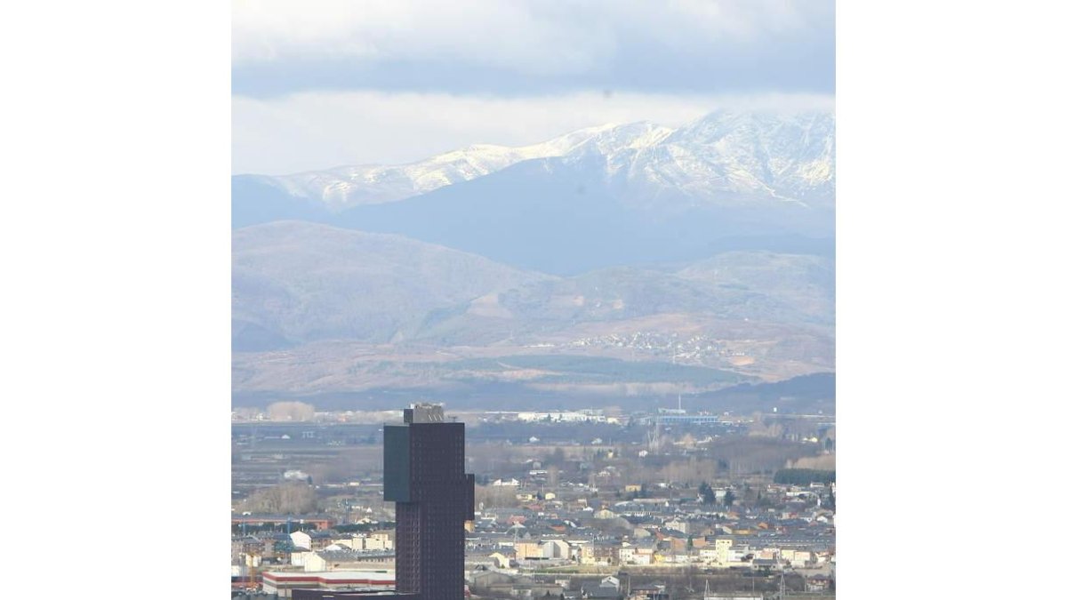 Vista de los Montes Aquilianos, en una imagen de archivo desde Ponferrada. L. DE LA MATA