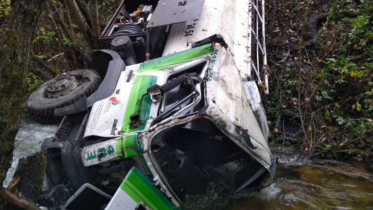 Camión accidentado en el arroyo del río Tremor. DL