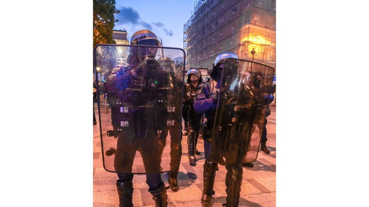Imagen de la gendarmería, ayer en París, en otra noche de altercados. MOHAMED BADRA