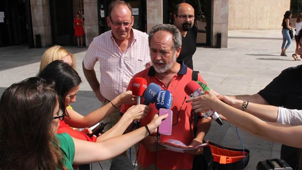 Ismael González Millán, presidente de la Junta Vecinal de Antimio de Abajo, hace declaraciones a los medios