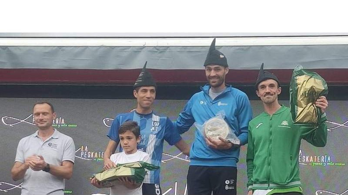 Álex en lo alto del podio de la Media Maratón de la Reconquista. DL