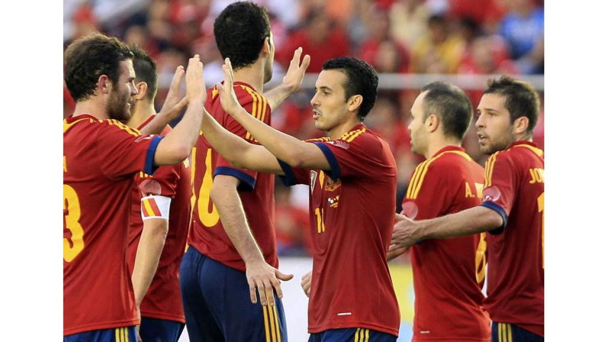 Mata, Villa, Busquets, Pedro, Iniesta y Jordi Alba celebran uno de los goles conseguidos por España ante Panamá.