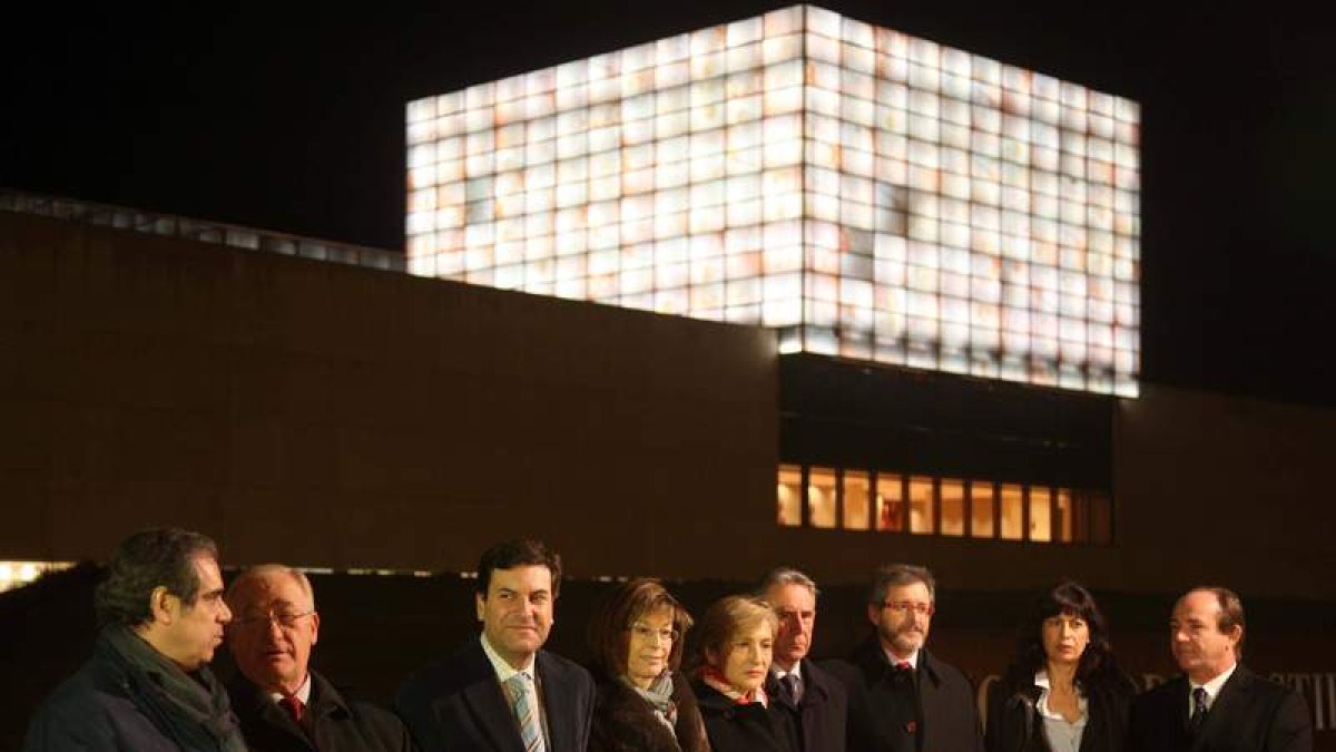 Miembros de las Cortes con el edificio iluminado.