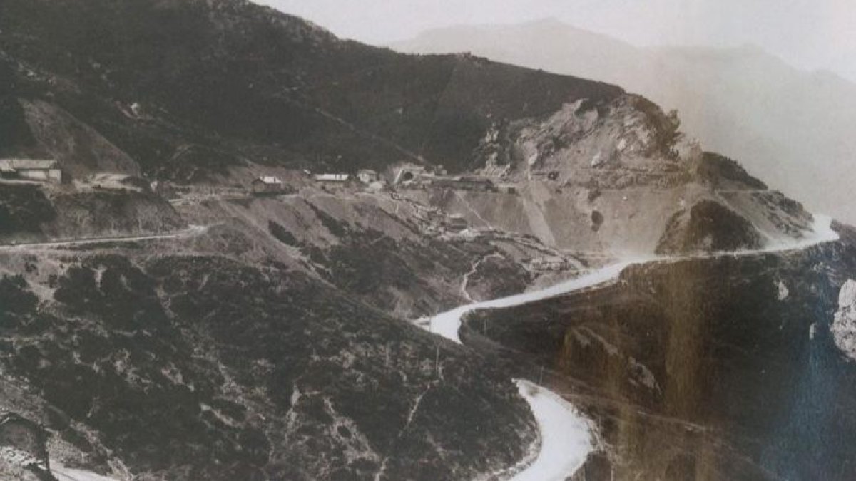 La foto es de 1872, durante la construcción de la rampa de Pajares. SAUVANAUD / BIBLIOTECA NACIONAL / MAQUETREN