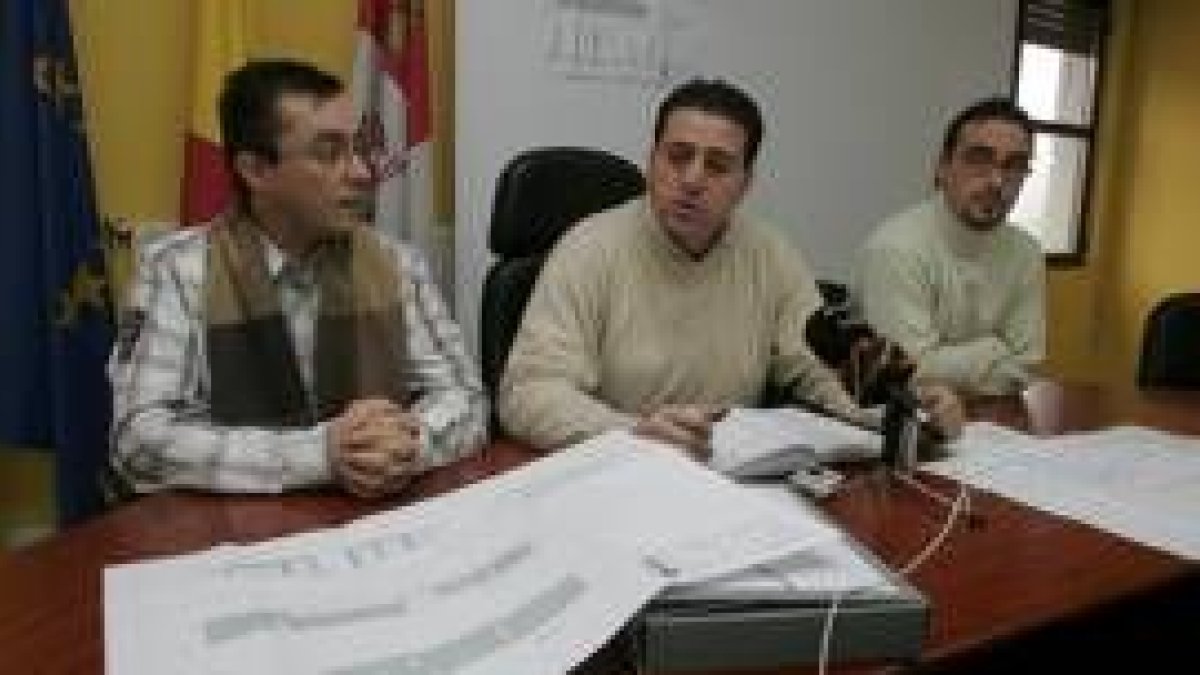 El alcalde de Cacabelos -en el centro- explicó ayer por la mañana los pormenores del nuevo proyecto