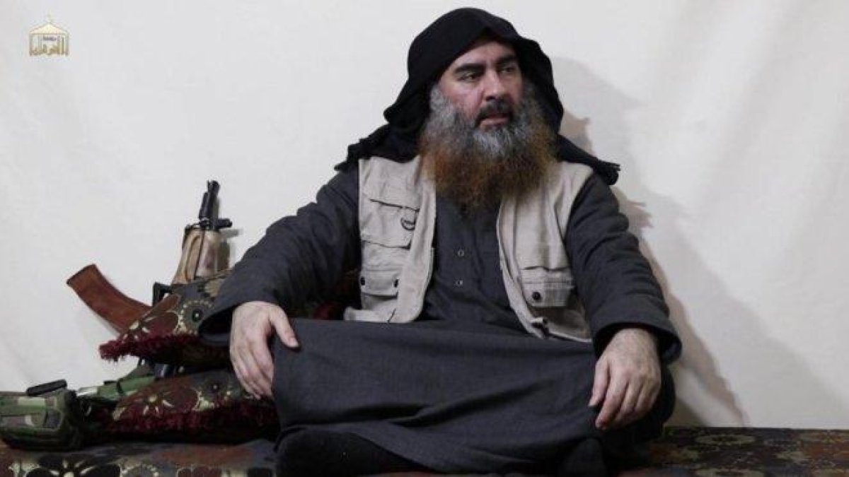 Imagen del vídeo distribuido por el Estado Islámico en que se ve de nuevo a El Baghdadi.