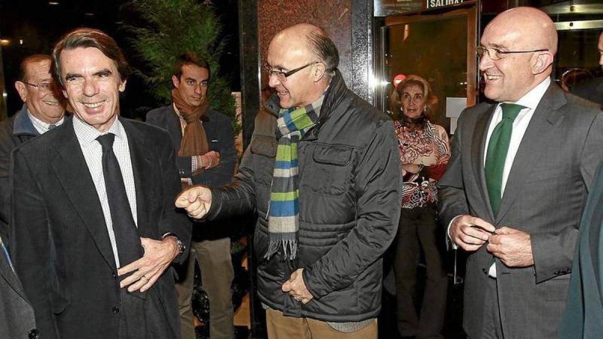 José María Aznar es recibido por el delegado del Gobierno en Castilla y León.