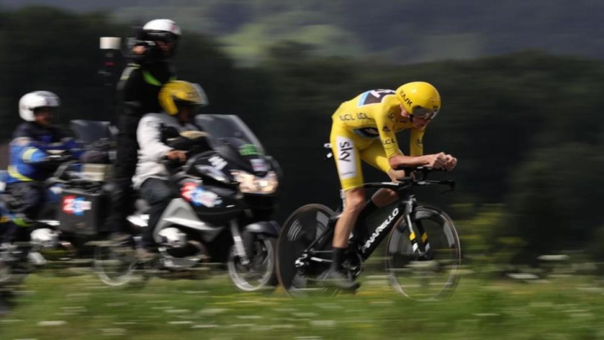 Chris Froome, perseguido por las motos del Tour, camino de Megève.