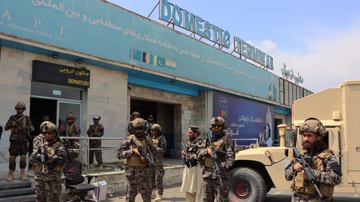 Fuerzas talibanas pertrechadas tomaron el aeropuerto de Kabul tras la marcha de los últimos soldados de EE UU tras 20 años de ocupación de Afganistán. STRINGER