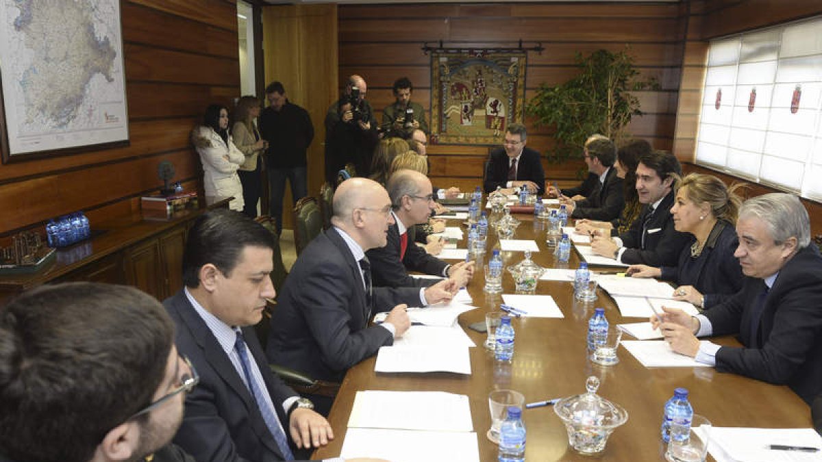 Rosa Valdeón y Juan Carlos Suárez-Quiñones recibieron ayer a los presidentes provinciales. N. GALLEGO