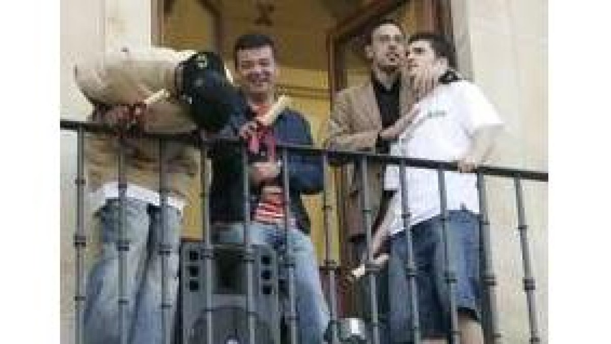 Peterson, De Grado, Vaquera y Jorge Calvo, en el balcón