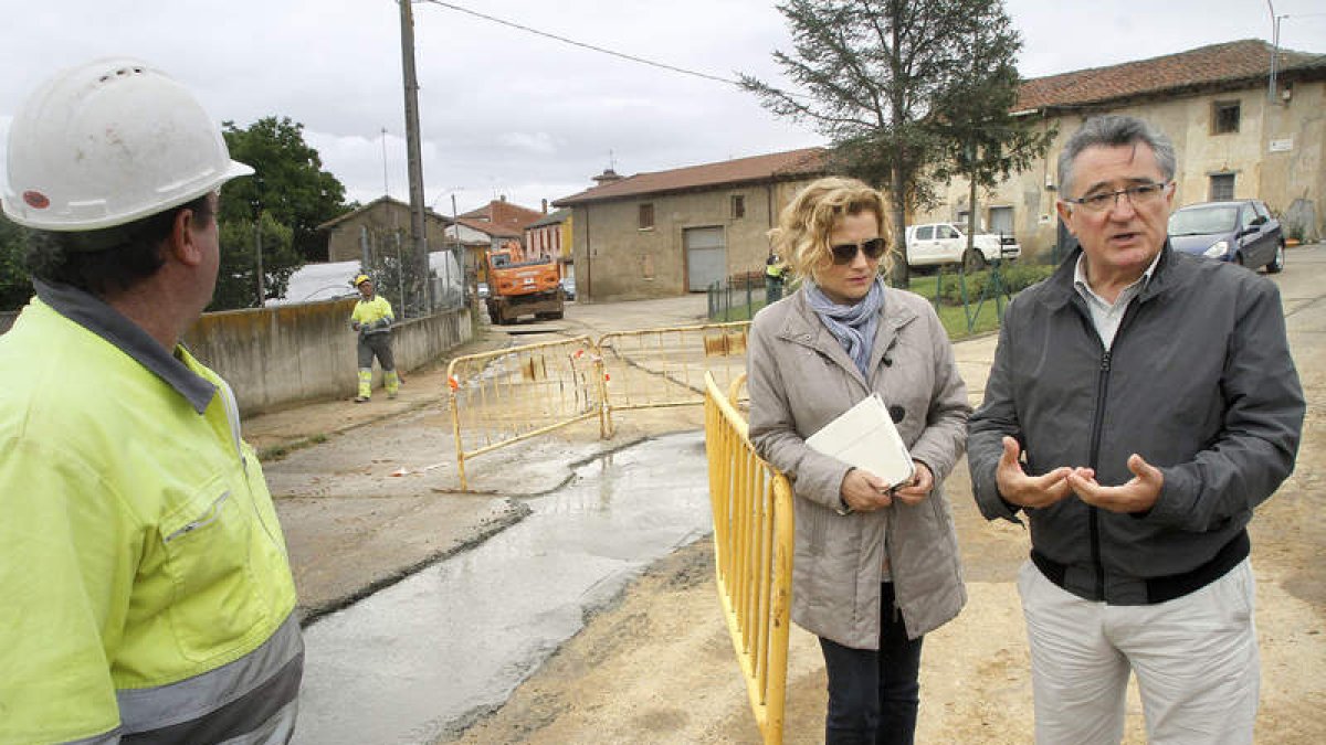 La alcaldesa de Santovenia y el regidor de Valverde, en las obra del colector en Ribaseca.