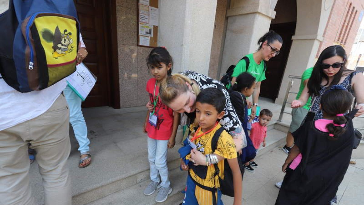Niños saharauis a su llegada a Camponaraya esta semana sin incidencias. ANA F. BARREDO