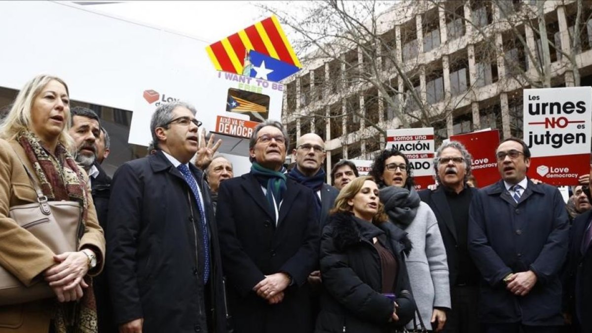 La comitiva de apoyo a Homs, este lunes en Madrid.