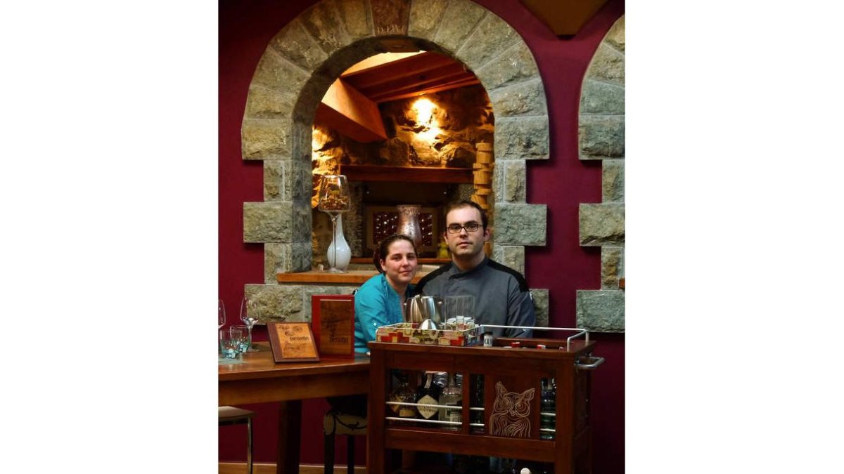 Irina Casares y Rubén Morán en el comerdor de su restauranteEl Desván, en Posada de Valdeón.