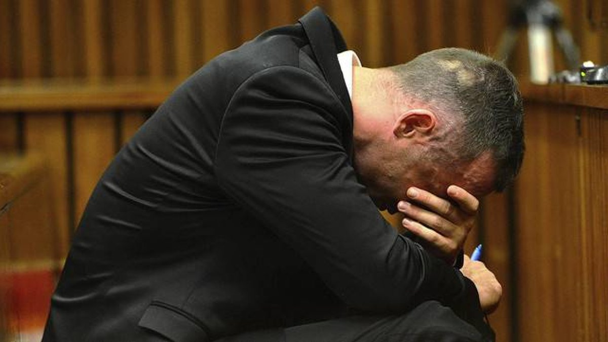 Oscar Pistorius llora durante la declaración de un testigo, en el juicio que se sigue contra él en el Tribunal Superior de Pretoria y que se ha reanudado este lunes.
