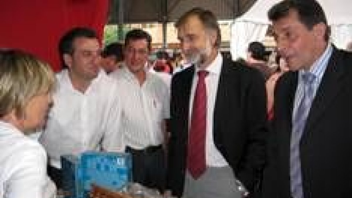 Nicanor Sen, Juan Carlos de Marco, Ignacio Robles y Fidentino Reyero en el stand de Montesori