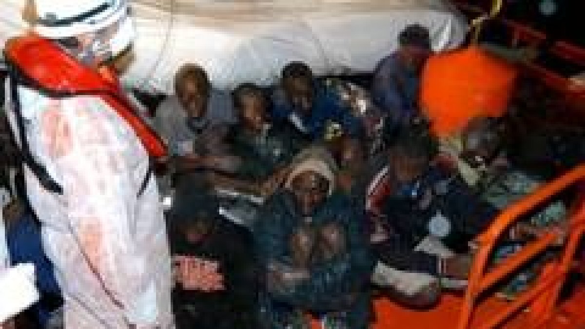 Varios inmigrantes en la cubierta de una embarcación rescatada en el 2005  cerca de Fuerteventura